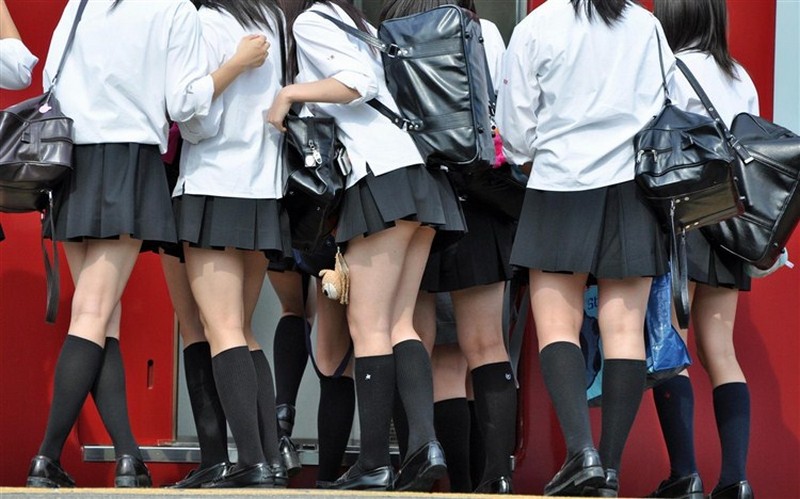 Длина юбок у японских школьниц 