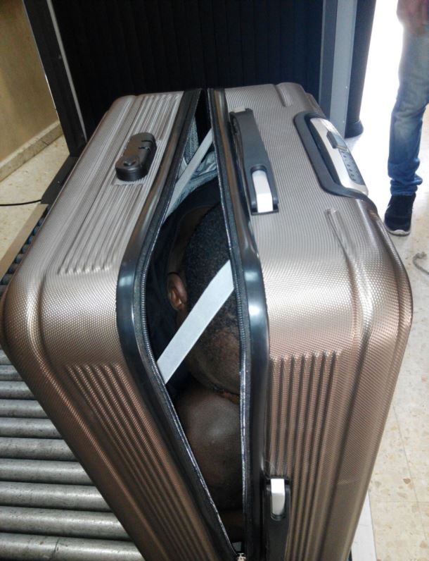 Нелегала пытались провезти в Испанию упакованным в чемодан 
