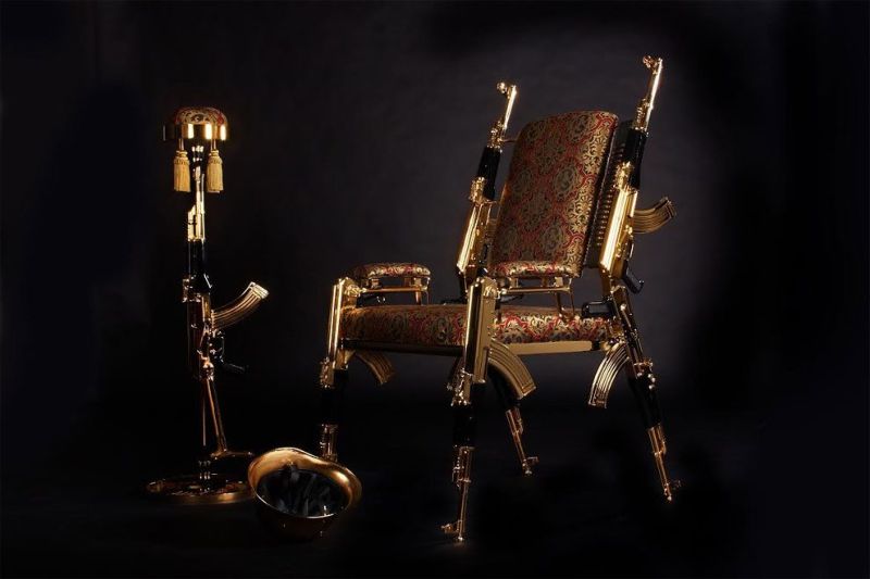 Художник создал позолоченный стул из настоящих автоматов Калашникова