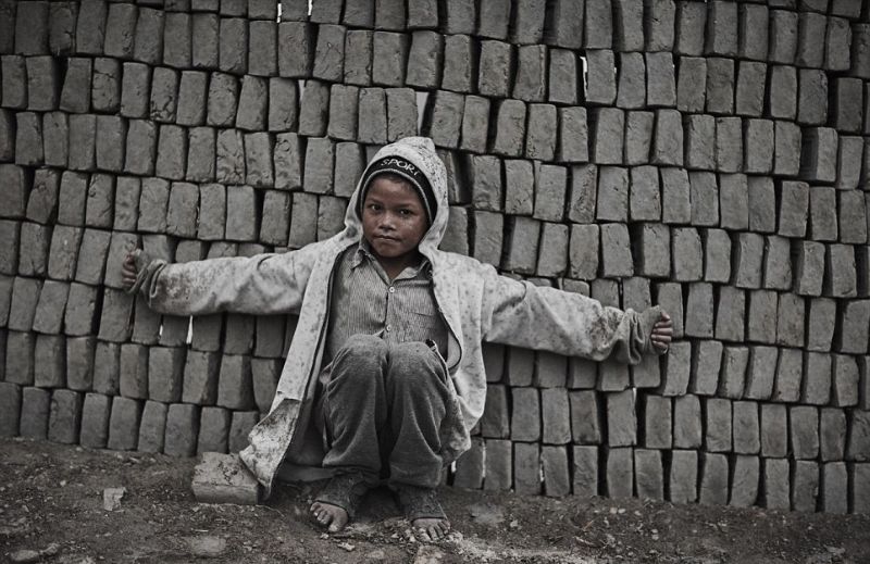 Непальские дети вкалывают на кирпичных заводах, чтобы заработать на пропитание 