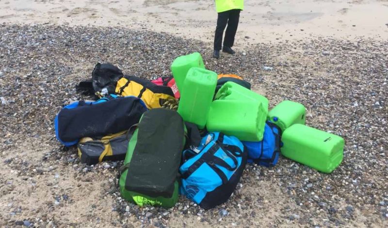 Британские полицейские нашли на побережье сумки с 360 кг кокаина 