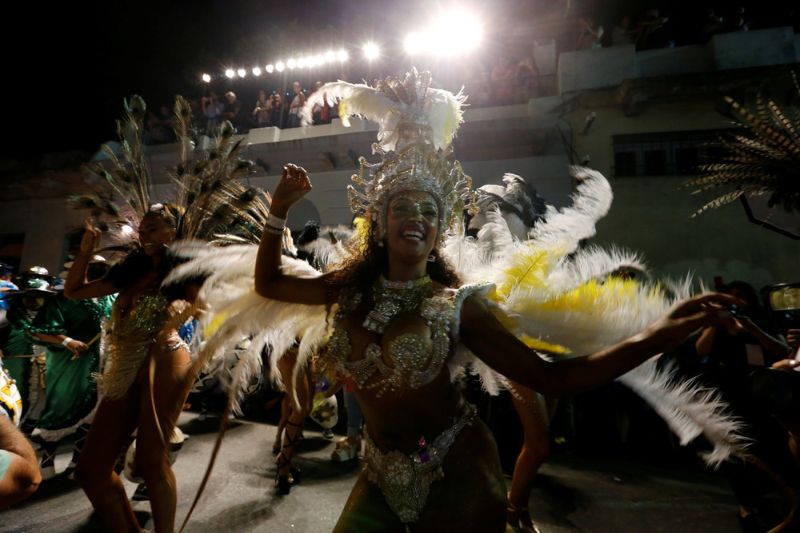 Загорелые уругвайские барышни открыли сезон карнавалов в Латинской Америке 