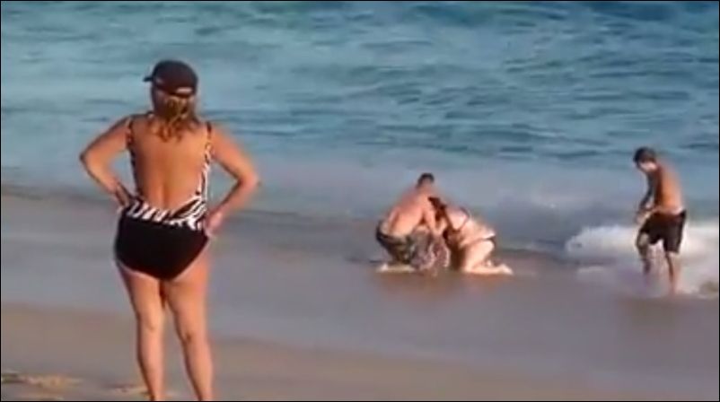 Мужики пытаются вытащить крупную женщину из воды
