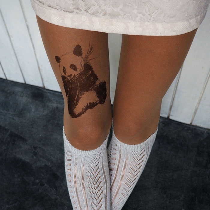 Реалистичные тату-колготки, создающие впечатление татуированных ног 