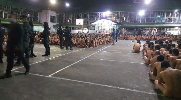 Обыск в филиппинской тюрьме напоминает слет нудистов 