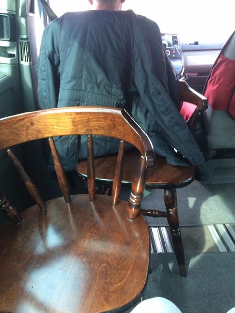 Водитель Uber с деревянными стульями вместо сидений 