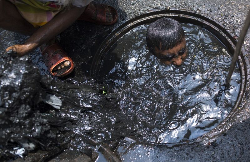 Грязная работка канализационного ныряльщика из Бангладеш 