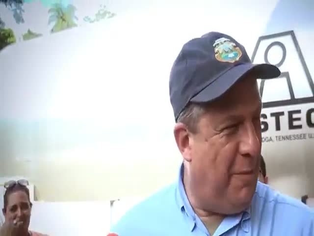 Президент Коста-Рики Луис Гильермо Солис съел осу во время интервью