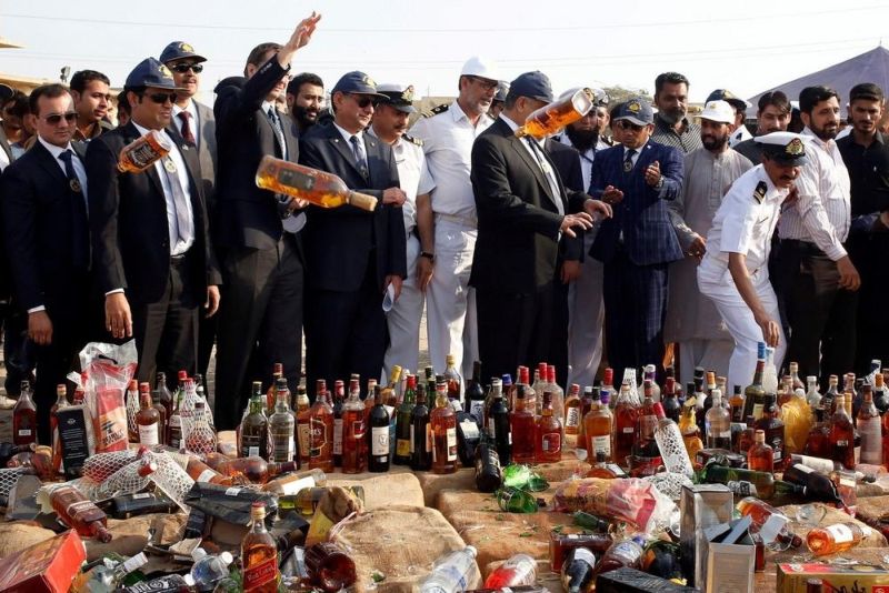 В свой профессиональный праздник пакистанские таможенники уничтожили море алкоголя и центнер марихуаны 