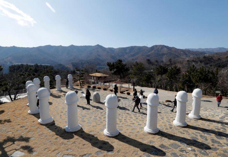 Гости Олимпиады ринулись в южнокорейский парк пенисов 