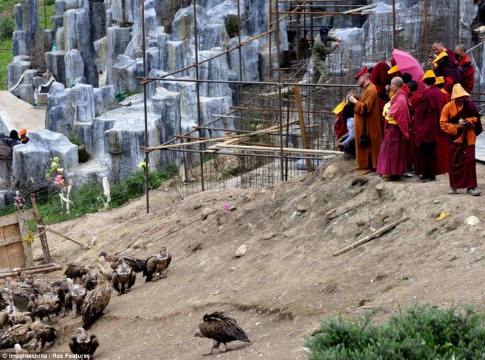 В захоронении тел по-тибетски участвуют не только птицы, но и люди