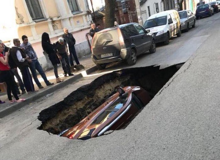 В Ростове-на-Дону автомобиль провалился под землю