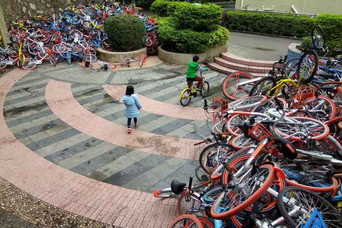 Китайские города заполонили миллионы брошенных велосипедов. Зрелище поистине величественное
