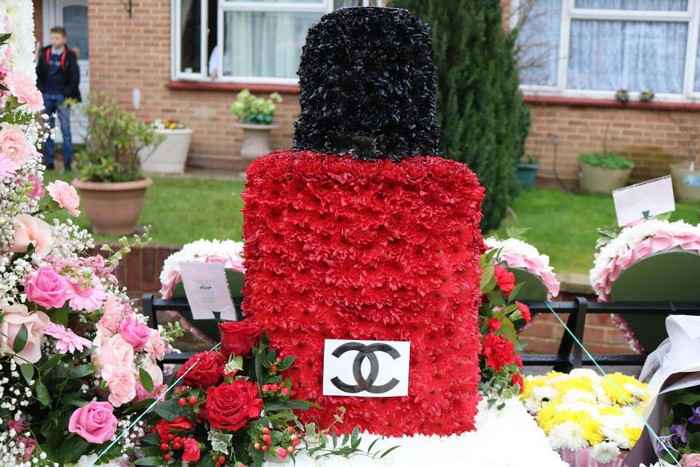 Последний путь цыганской баронессы: на похоронах были десятки лимузинов и масса цветов