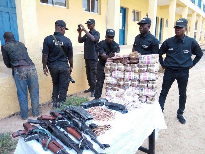 Нигерийская "Схватка": во время ограбления банда налетчиков взяла гору денег и убила 15 человек
