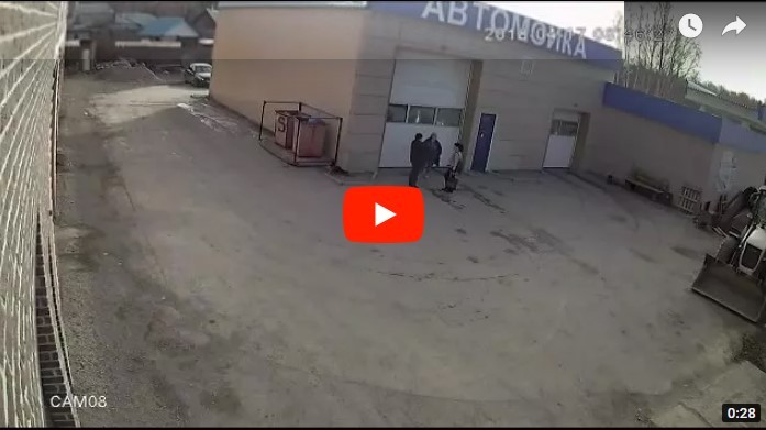 Под Екатеринбургом автомойщик случайно нажал на газ, пробил ворота и сбил двух женщин