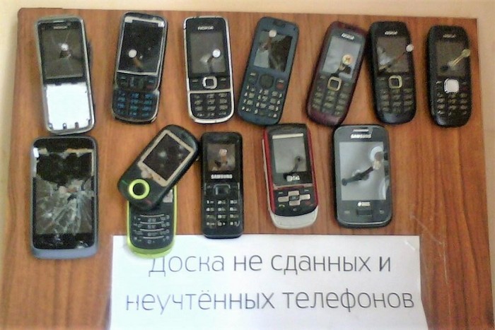 В армии РФ запретили телефоны с камерами. Зато можно Nokia 3310