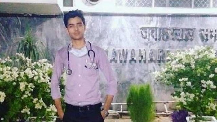 19-летний парень в халате почти полгода успешно выдавал себя за врача