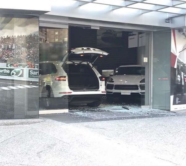 Обманутый клиент протаранил дилерский центр Porsche на Тайване