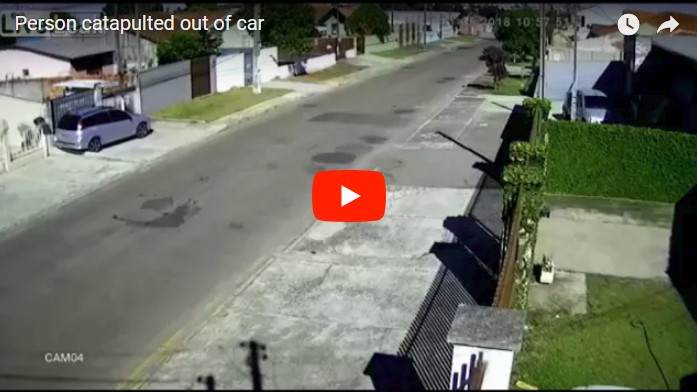 В Бразилии преступника выбросило из угнанного автомобиля