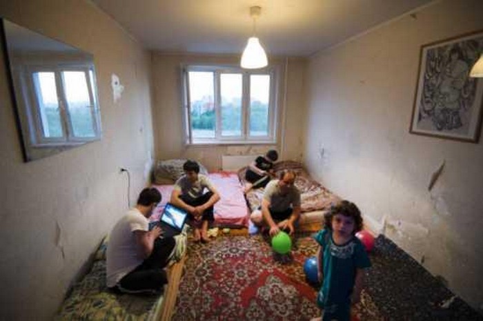 В новую квартиру москвича вселились киргизы, пока он обдумывал, какой ремонт сделать