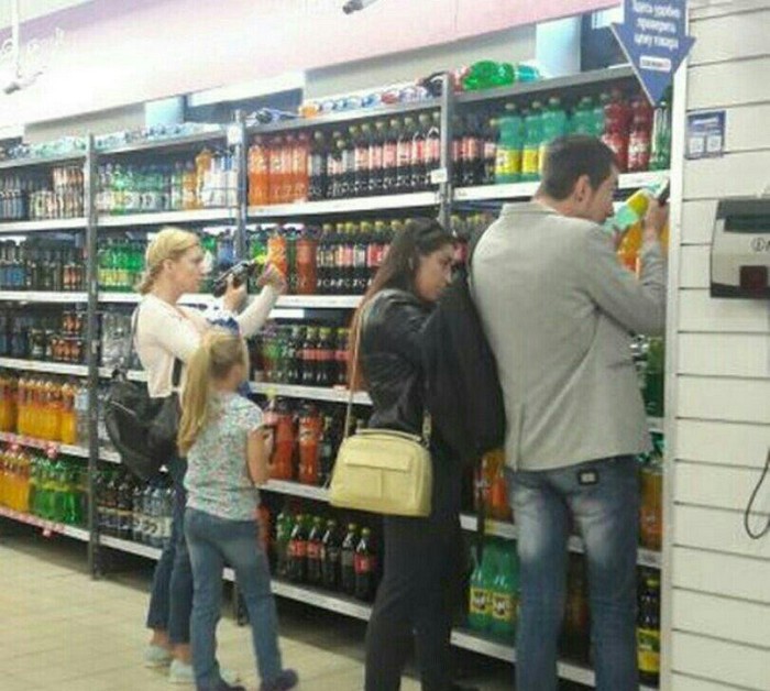 Белорусы штурмуют витрины с Кока-Колой, но напиток не покупают. Все ищут заветную бутылочку