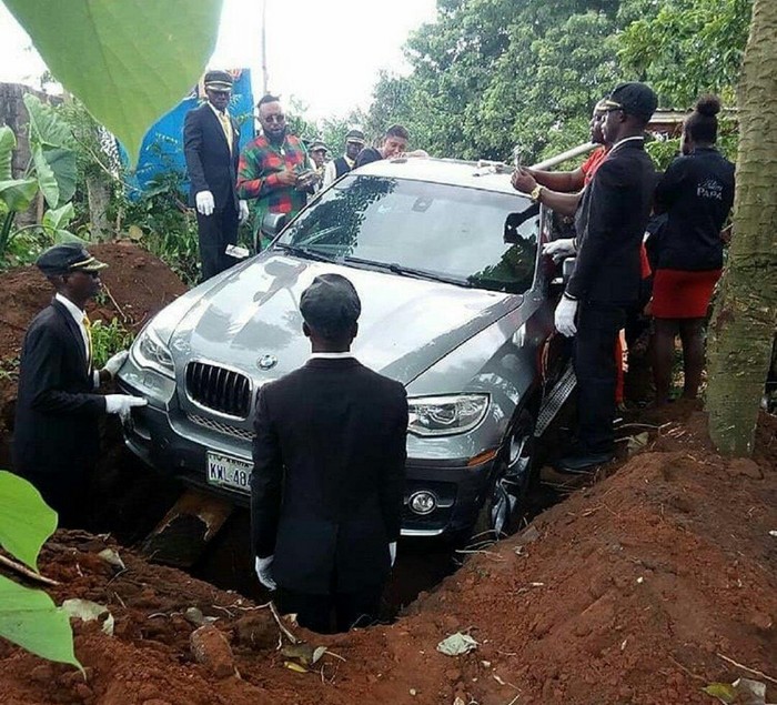 Нигириец похоронил отца в новой BMW X5