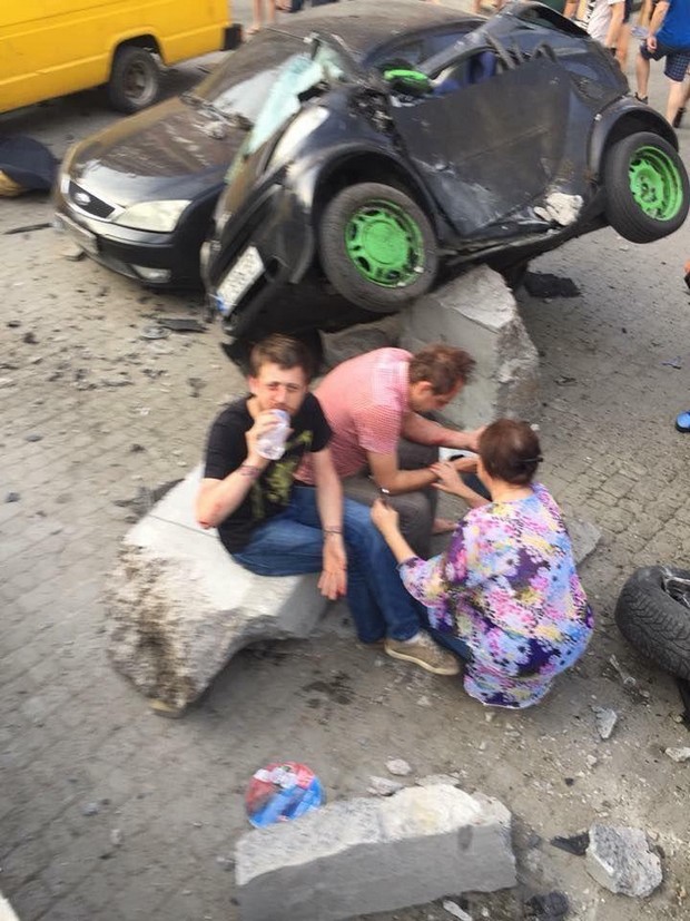 Страшная авария в Ирпене: водитель BMW на большой скорости снес остановку и разбил еще три автомобиля