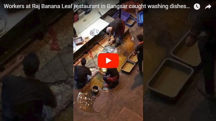 Сотрудники ресторана в Куала-Лумпур моют посуду прямо в грязной луже