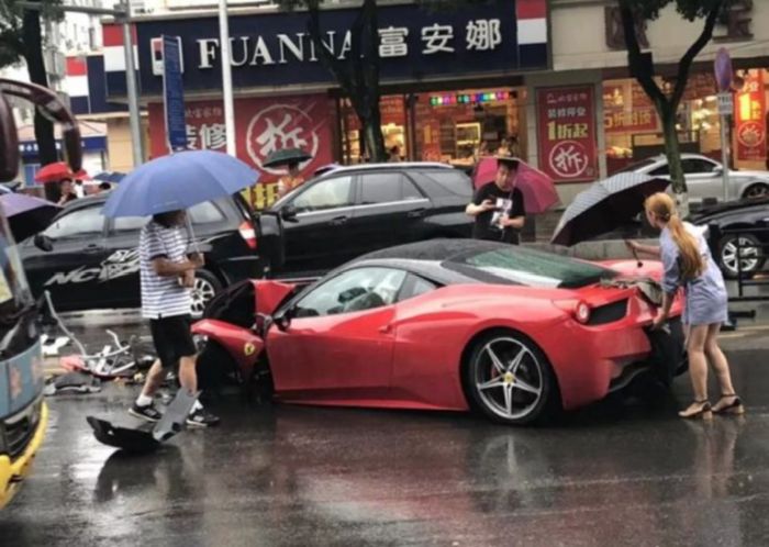 Девушка разбила арендованный Ferrari, как только села за руль