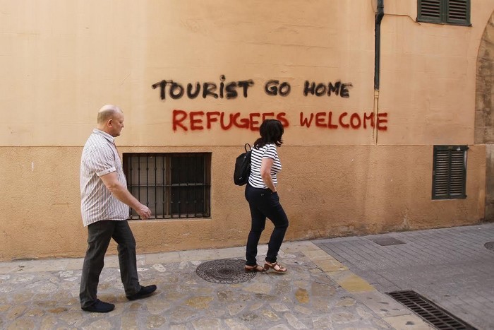 "Туристы, убирайтесь домой. Мигранты, добро пожаловать". Жители Барселоны осатанели от нашествия миллионов туристов