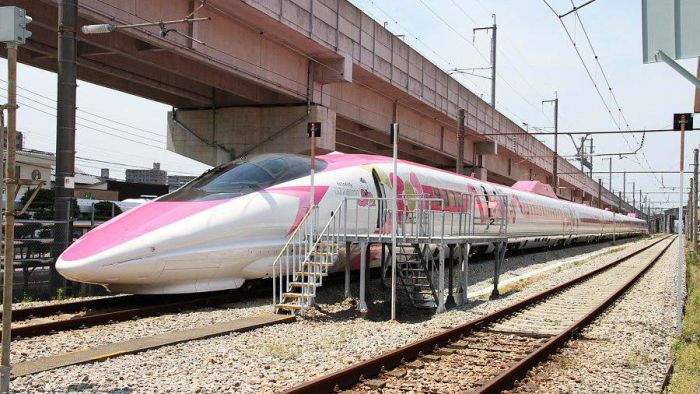 Японский скоростной поезд в стиле Hello Kitty