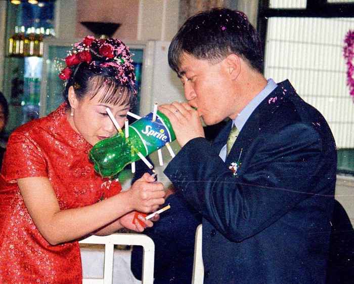 На китайской свадьбе курят все. Фото гостей без сигареты найти проблематично
