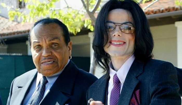 «Надеюсь, он искупает свои грехи в аду»: врач обвинил отца Майкла Джексона в кастрации сына