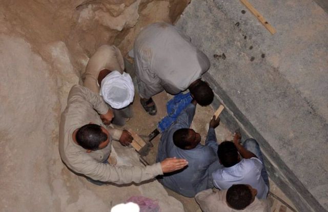 Археологи вскрыли саркофаг, обнаруженный в Александрии