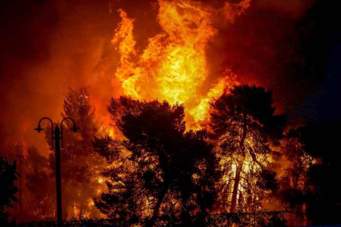 В огне лесных пожаров в Греции погибло 20 человек. Убегая от огня люди бросаются в море