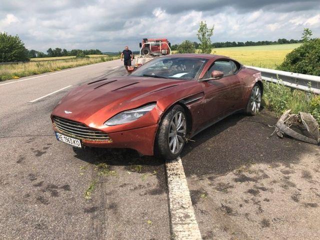 После аварии владелец Aston Martin DB11 сбежал, оставив записку