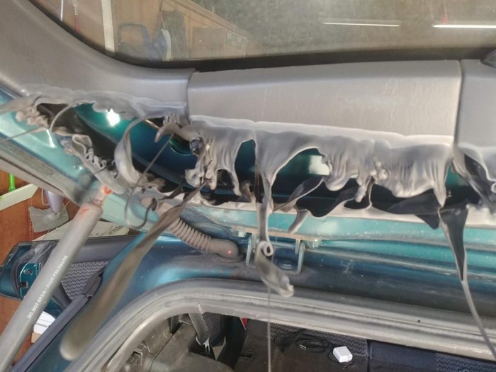 Зеркало, оставленное на несколько часов в салоне автомобиля на солнце, выжгло пластик внутренней обшивки