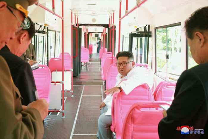 Товарищ Ким Чен Ын посмотрел троллейбус и трамвай нового типа