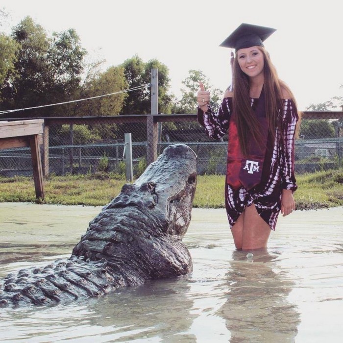 Техасская выпускница удивила всех устроив фотосессию с 4-х метровым аллигатором