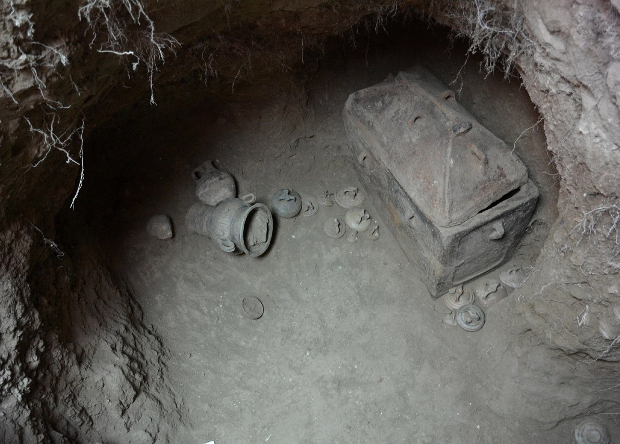 Греческий фермер случайно обнаружил древнюю гробницу