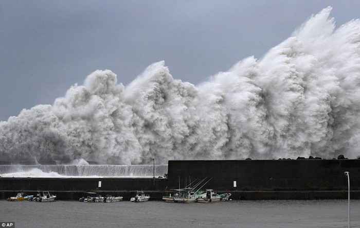 Тайфун Джеби уничтожил побережье Японии