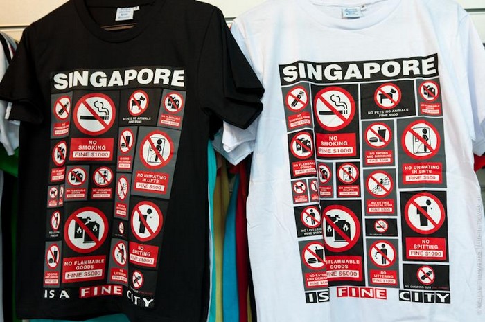 Американский турист плюнул на тротуар в Сингапуре и сильно об этом пожалел