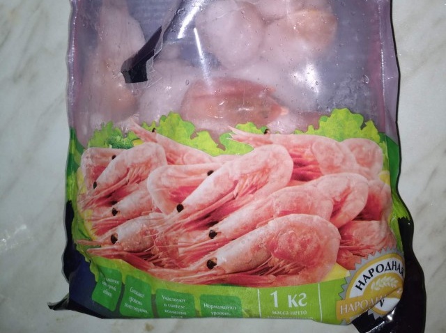 Замороженные креветки в упаковке из магазина