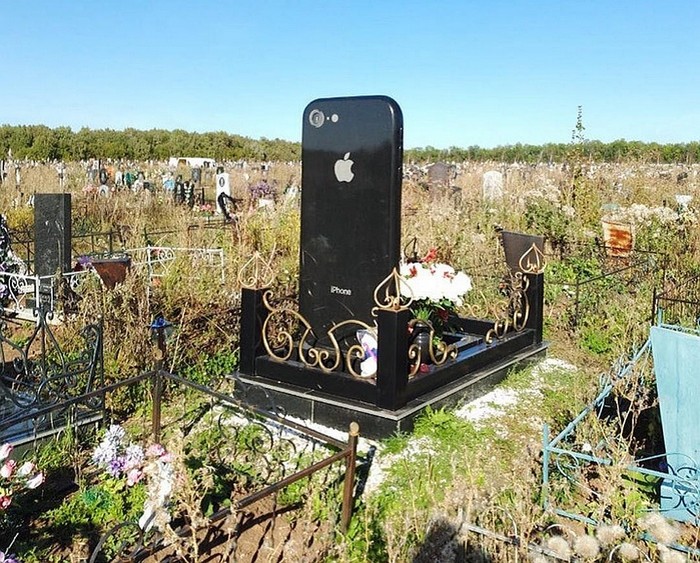 В Уфе на могилу молодой девушки поставили памятник в виде iPhone