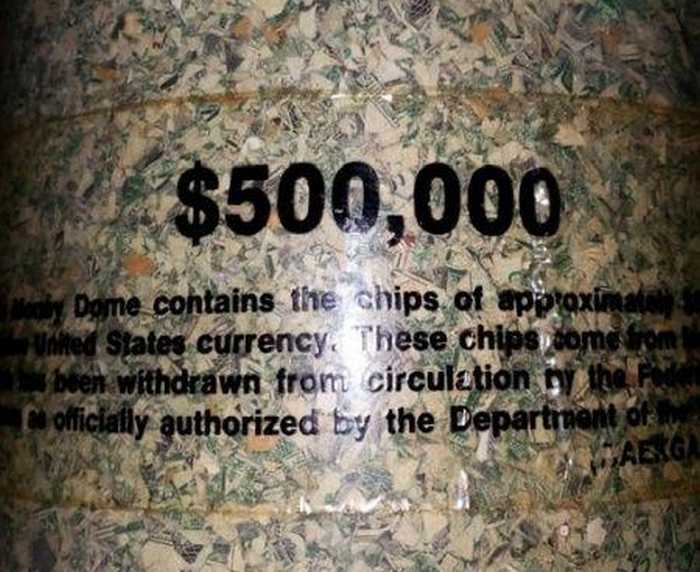 Мусорщик обнаружил в контейнере полмиллиона долларов. Но мелкими купюрами. Очень мелкими