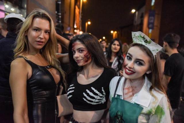 Празднование Хэллоуина в Британии: молодежь в костюмах, драки и алкоголь
