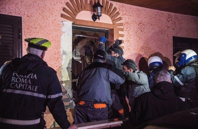 Итальянская полиция наведалась в особняки цыганского мафиозного клана