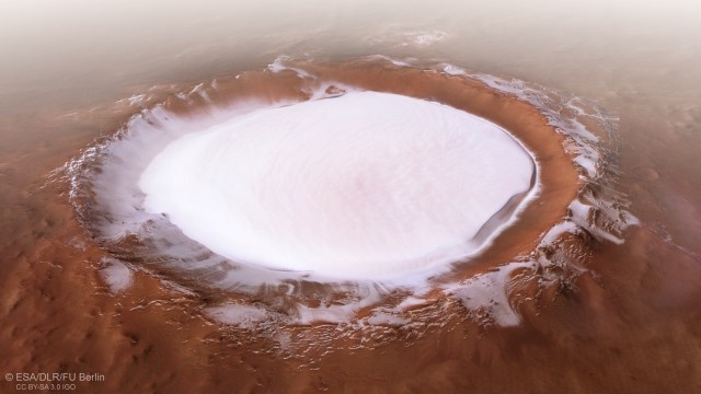 Снимки ледяного кратера Королёва на Марсе