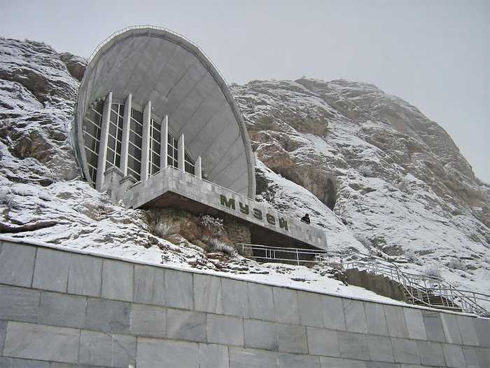 Археологический музей внутри скалы в Кыргызстане